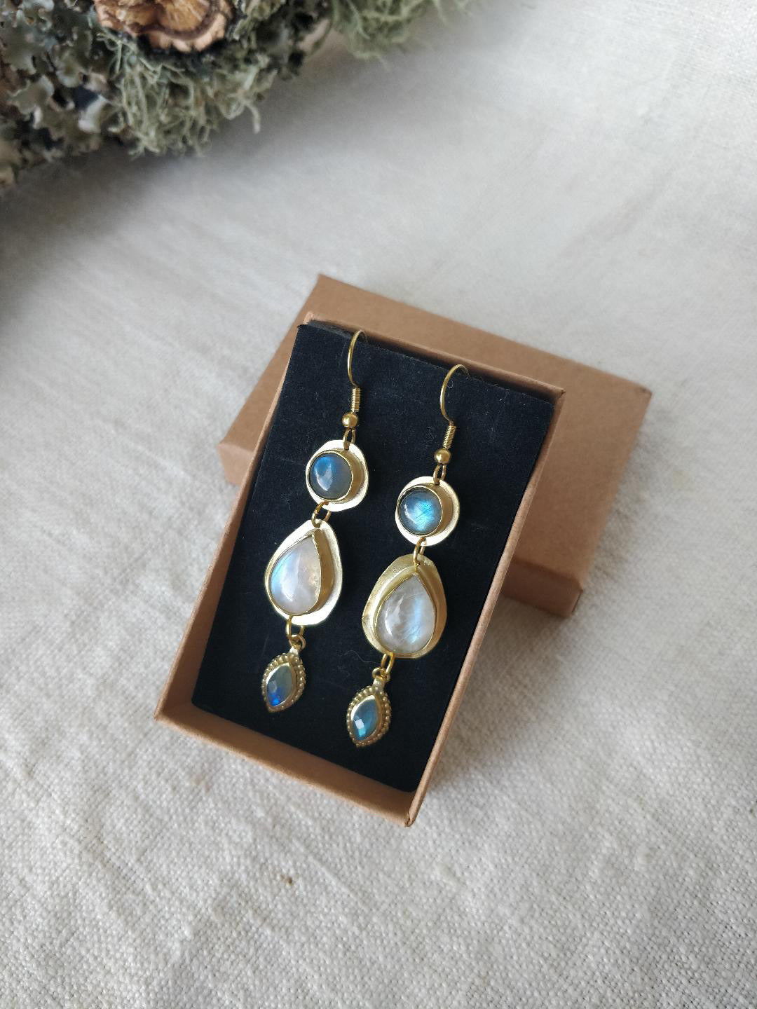 Brincos Lithe com Pedra da Lua e Labradorite