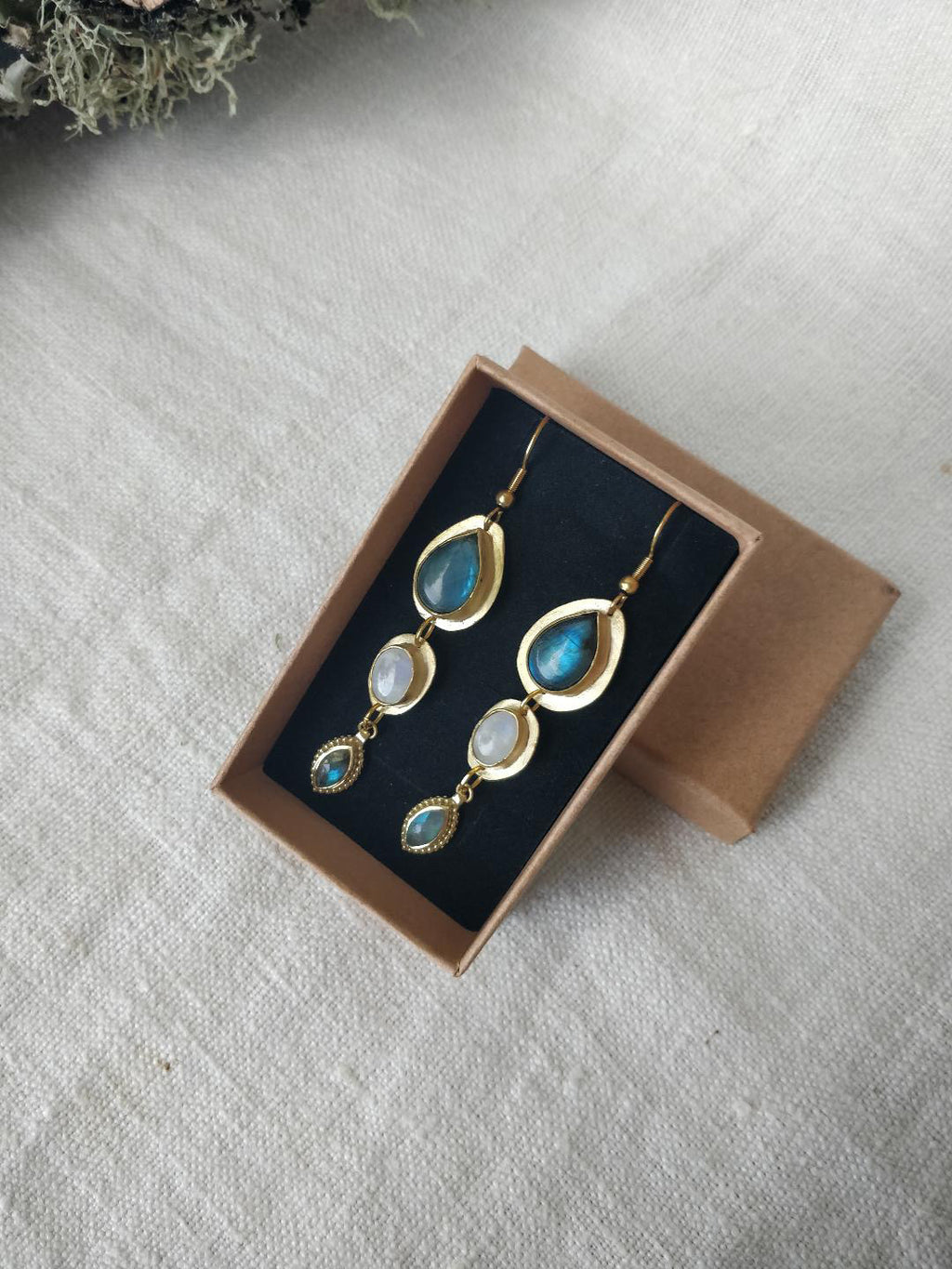 Brincos Lithe com Labradorite e Pedra da Lua