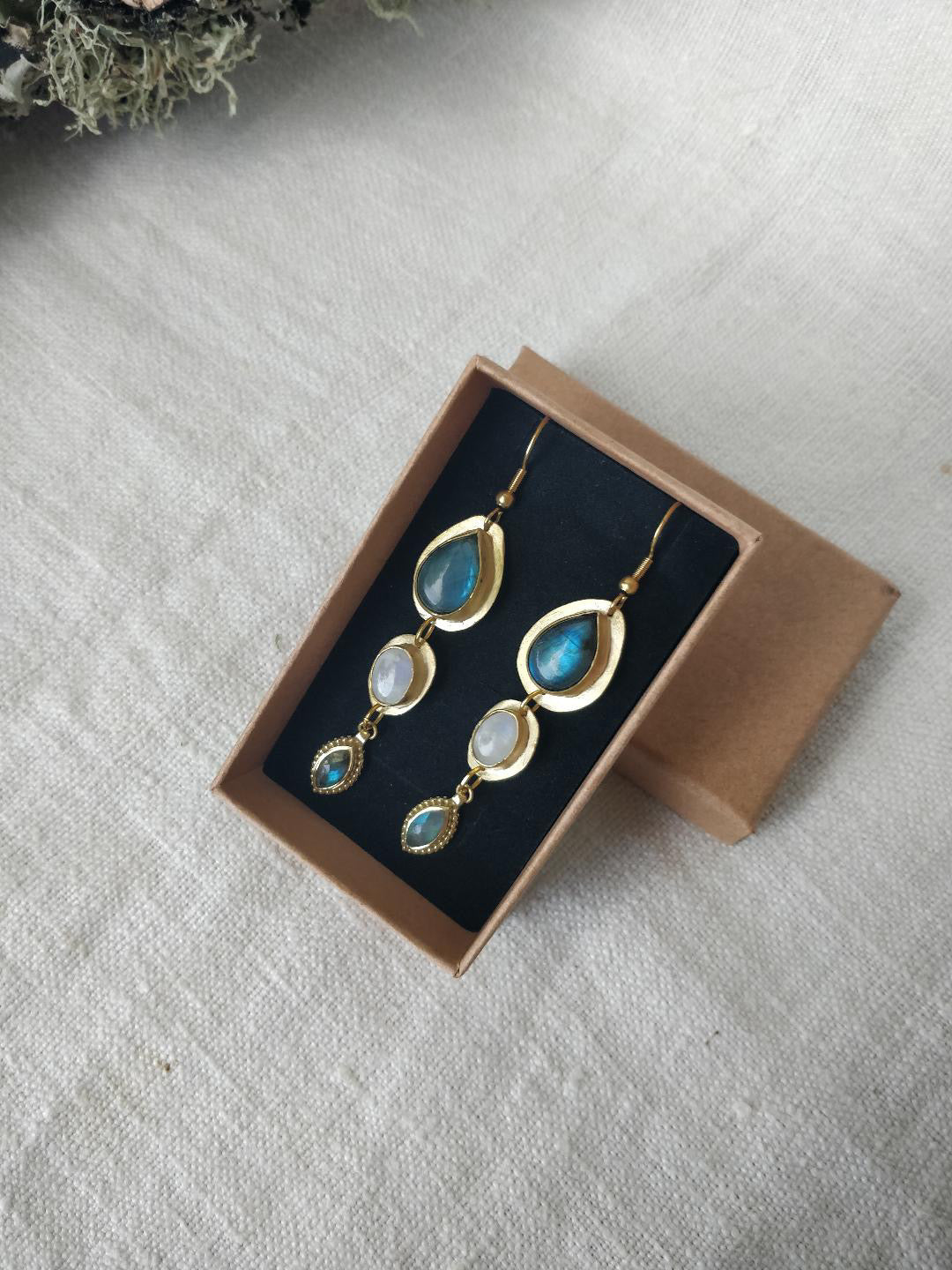 Brincos Lithe com Labradorite e Pedra da Lua