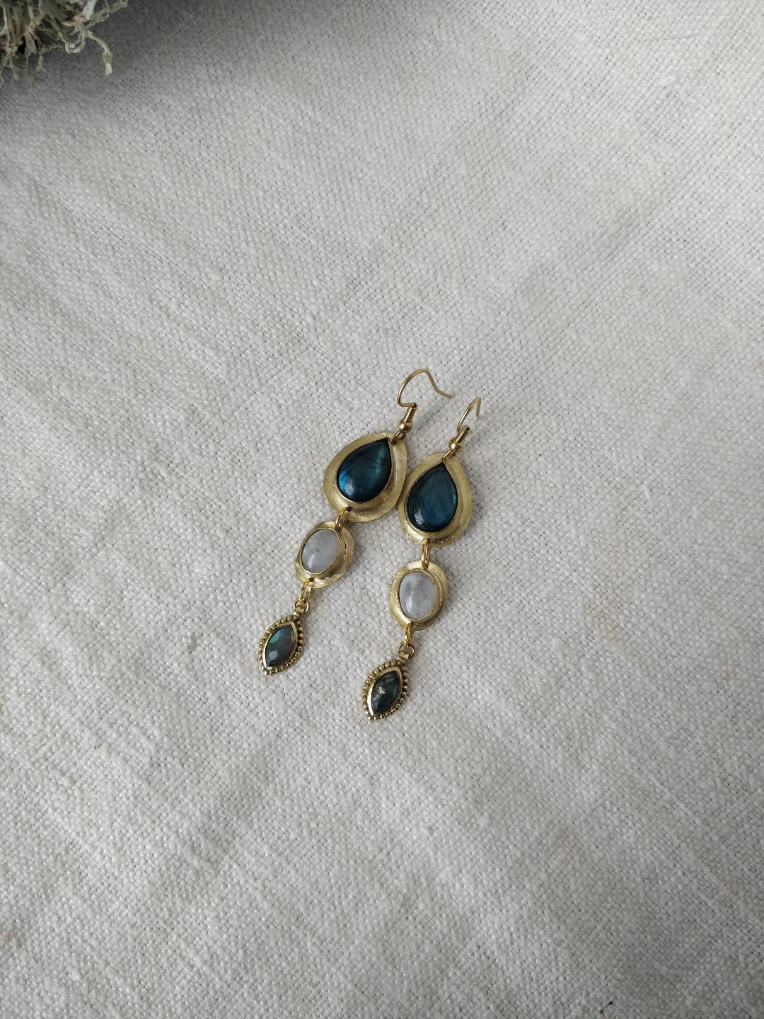 Brincos Lithe com Labradorite e Pedra da Lua