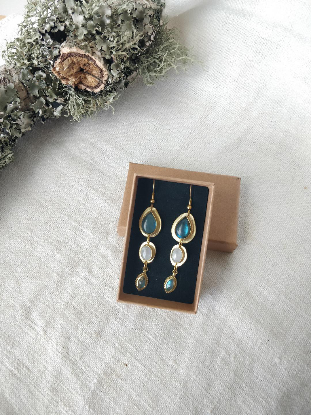 Brincos Lithe com Labradorite e Pedra da Lua