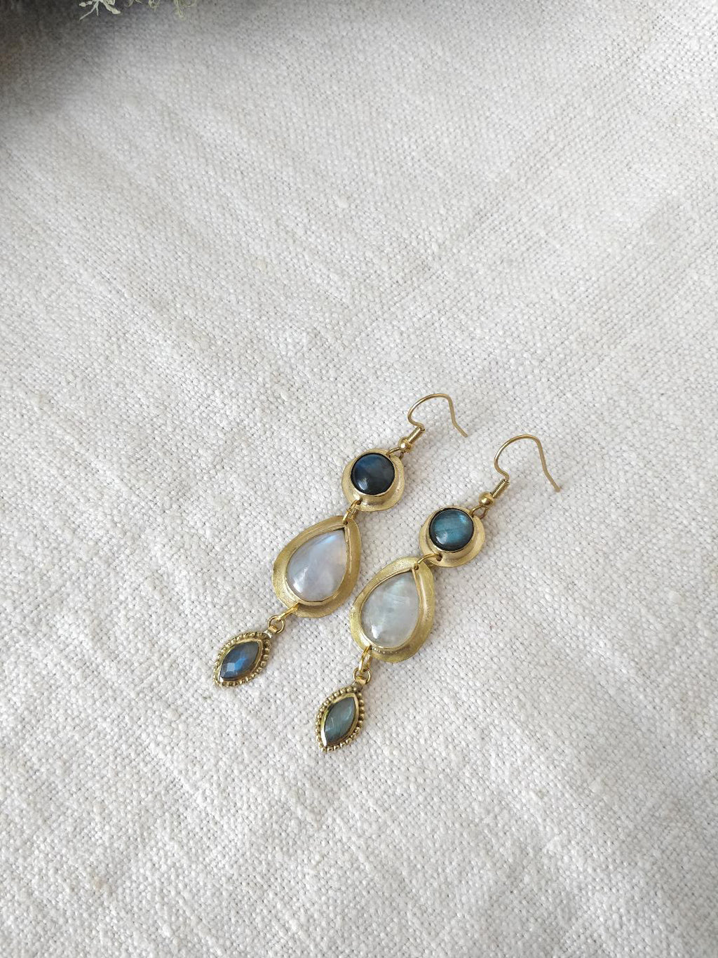 Brincos Lithe com Pedra da Lua e Labradorite