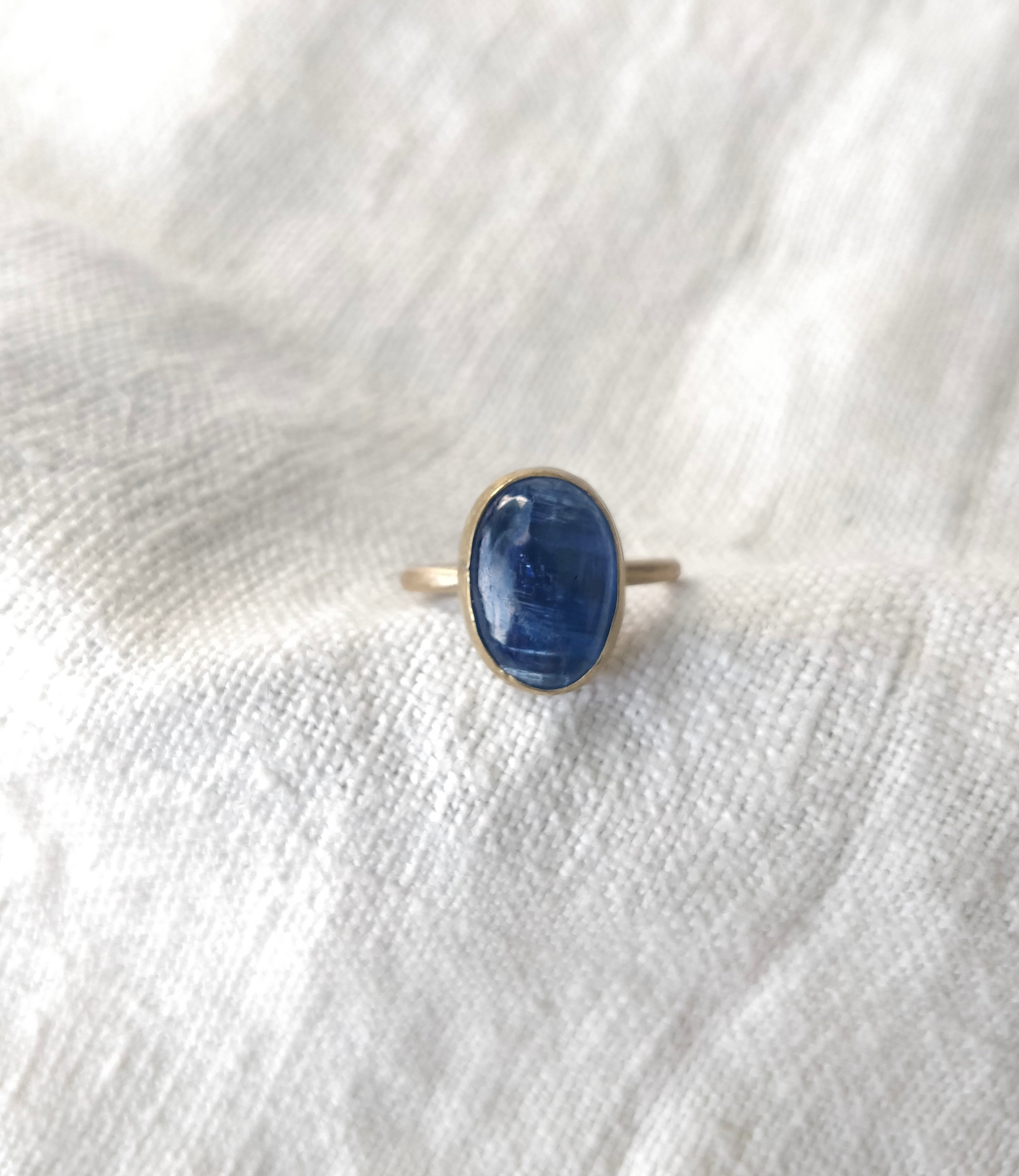 Anel Éther com Cianite Azul
