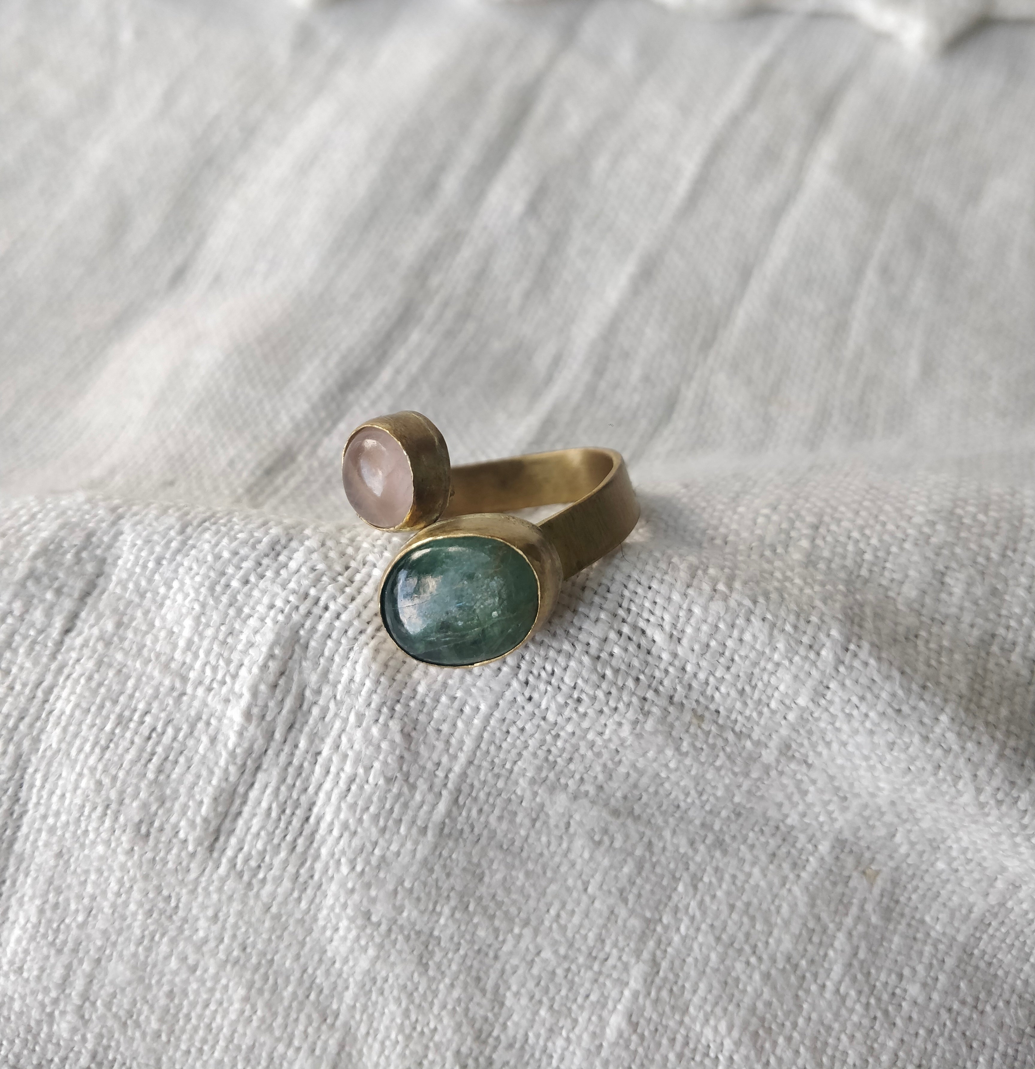 Anel Yugen com Cianite Verde e  Morganite