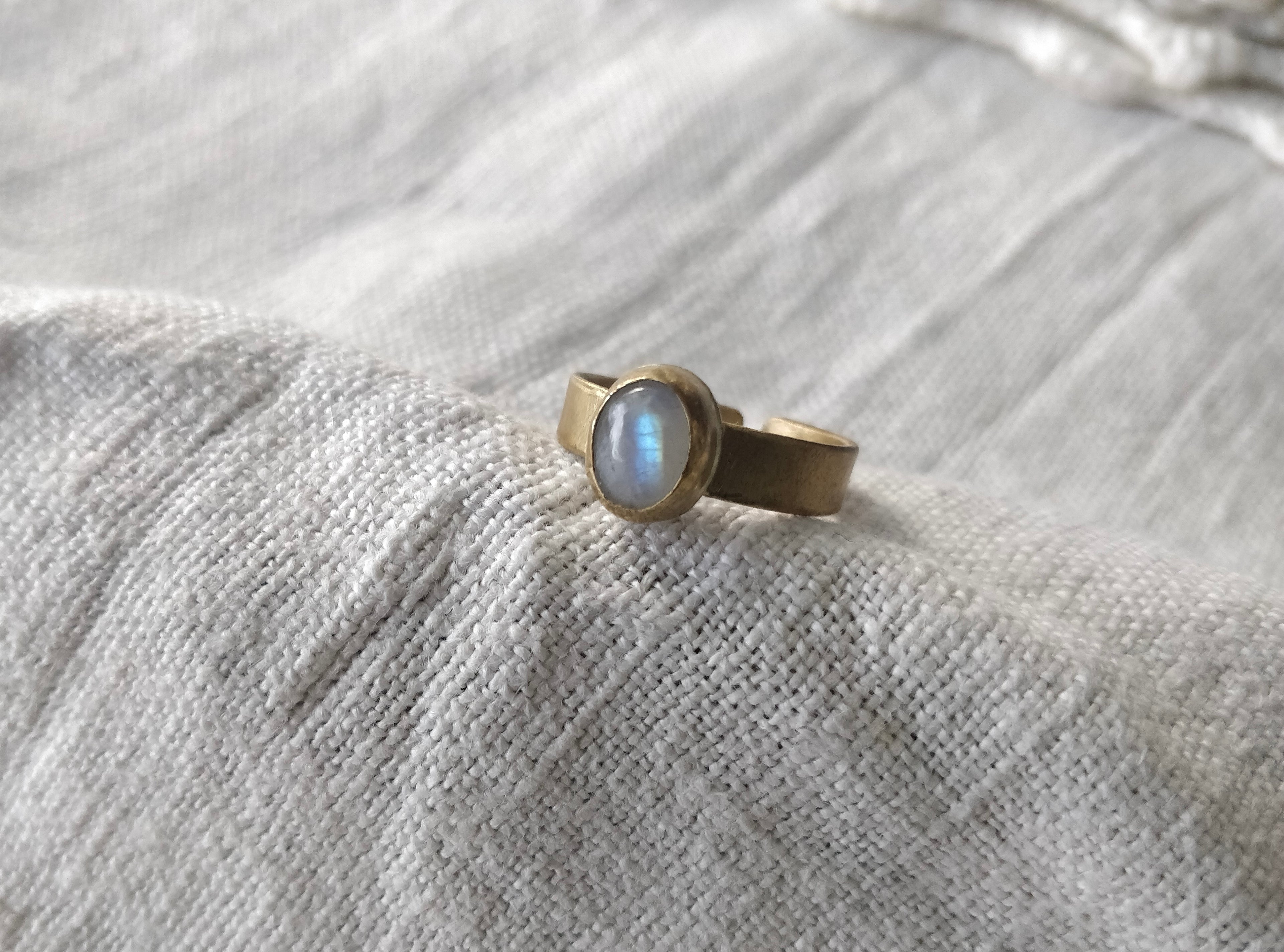 Anel Essência com Pedra da Lua