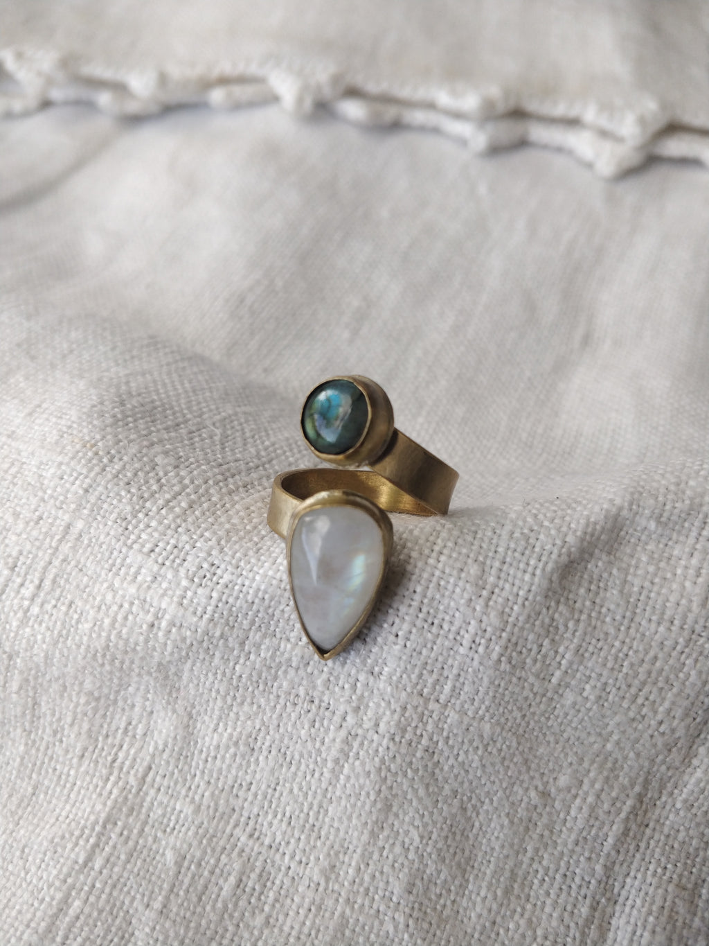 Anel Yugen com Pedra da Lua e Labradorite