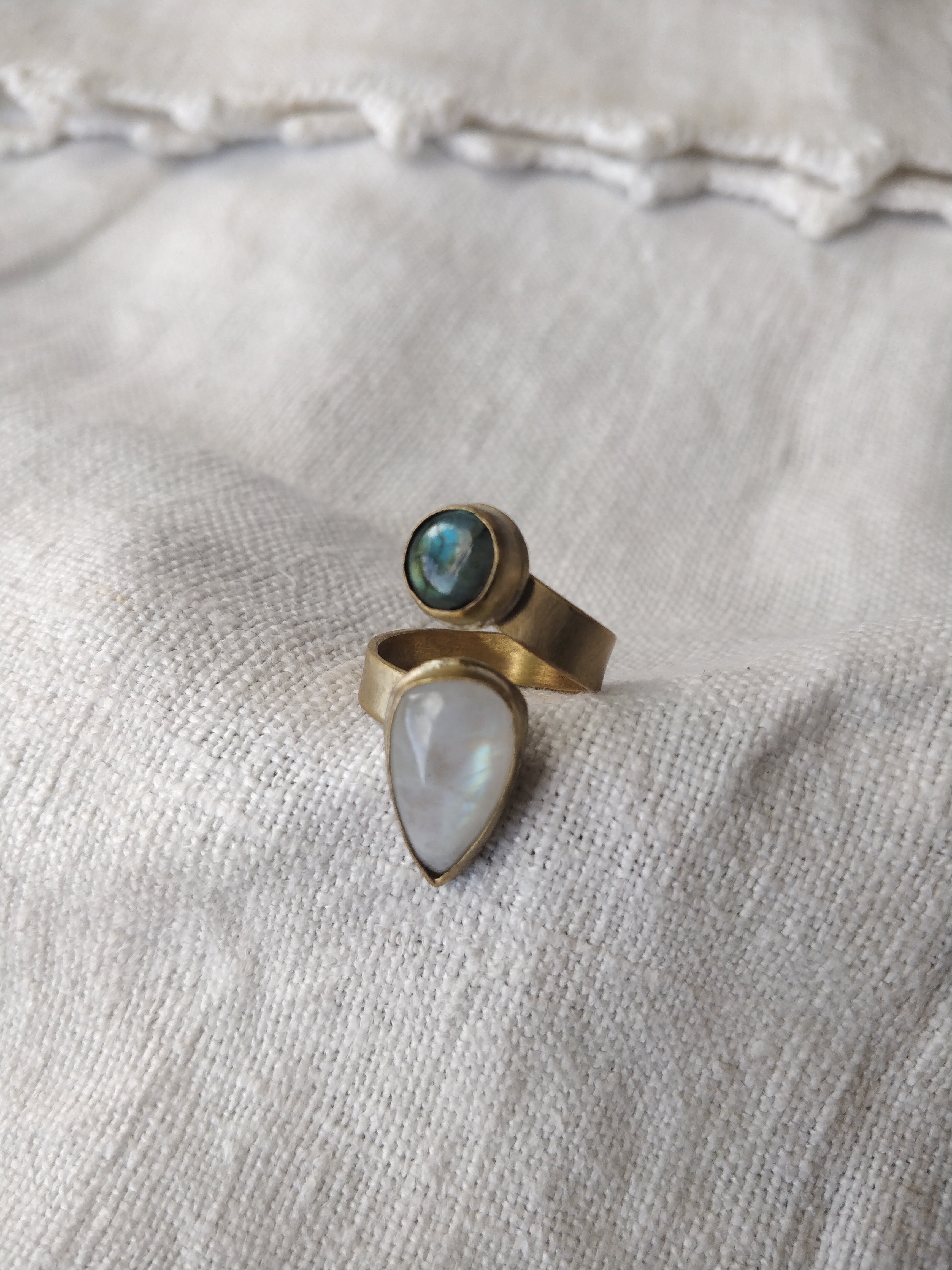 Anel Yugen com Pedra da Lua e Labradorite