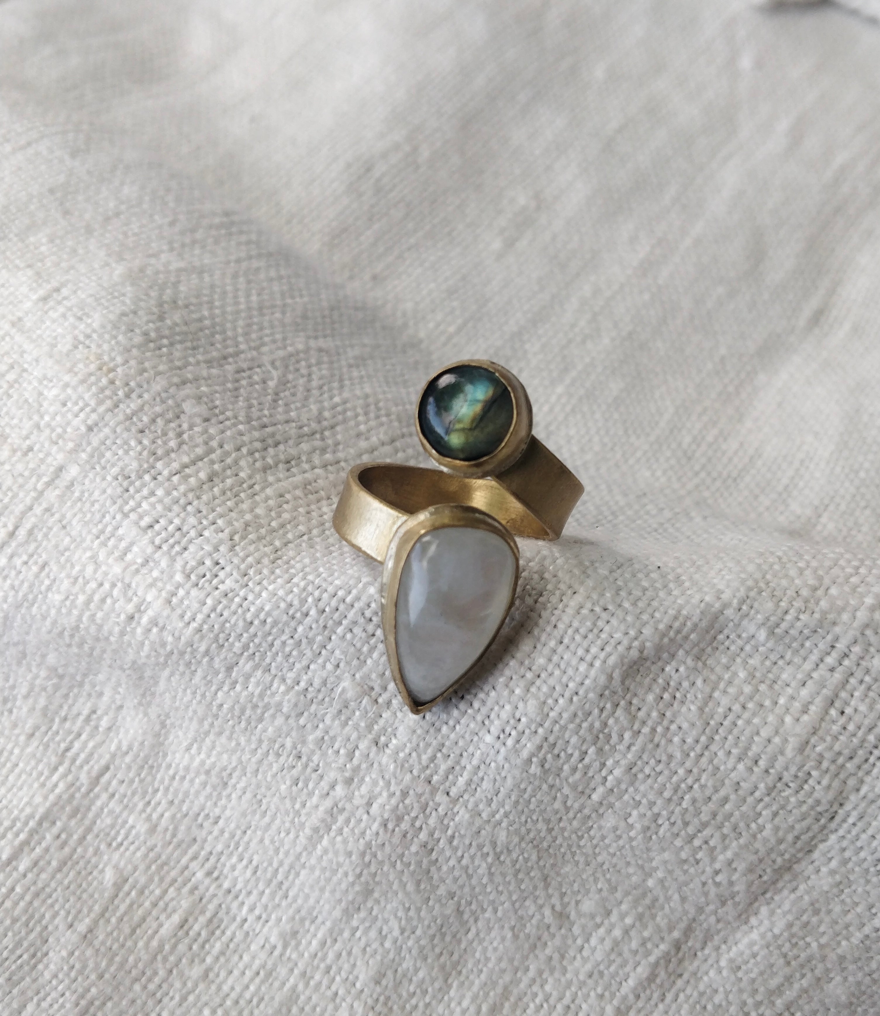 Anel Yugen com Pedra da Lua e Labradorite