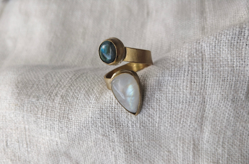 Anel Yugen com Pedra da Lua e Labradorite