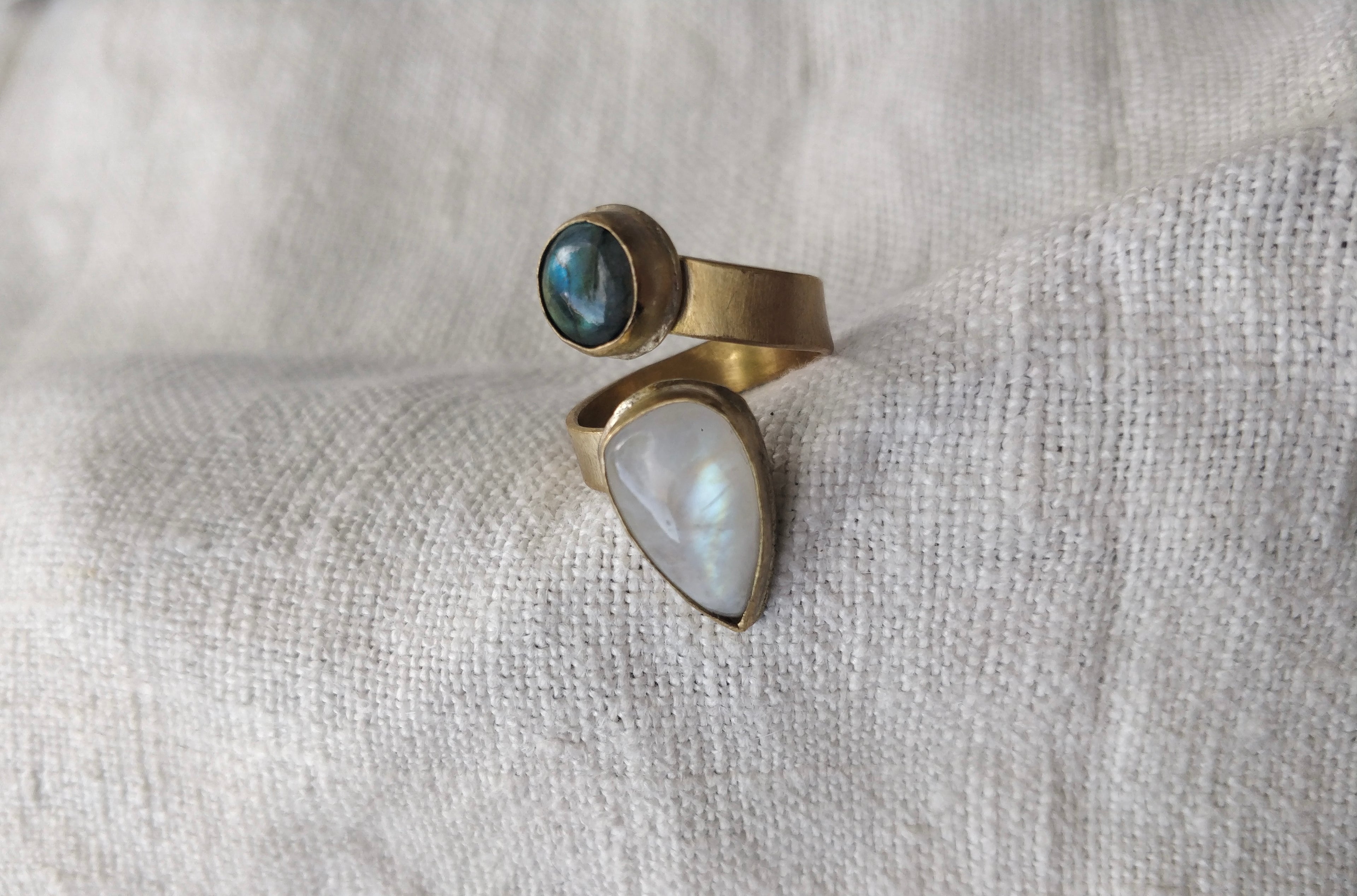 Anel Yugen com Pedra da Lua e Labradorite