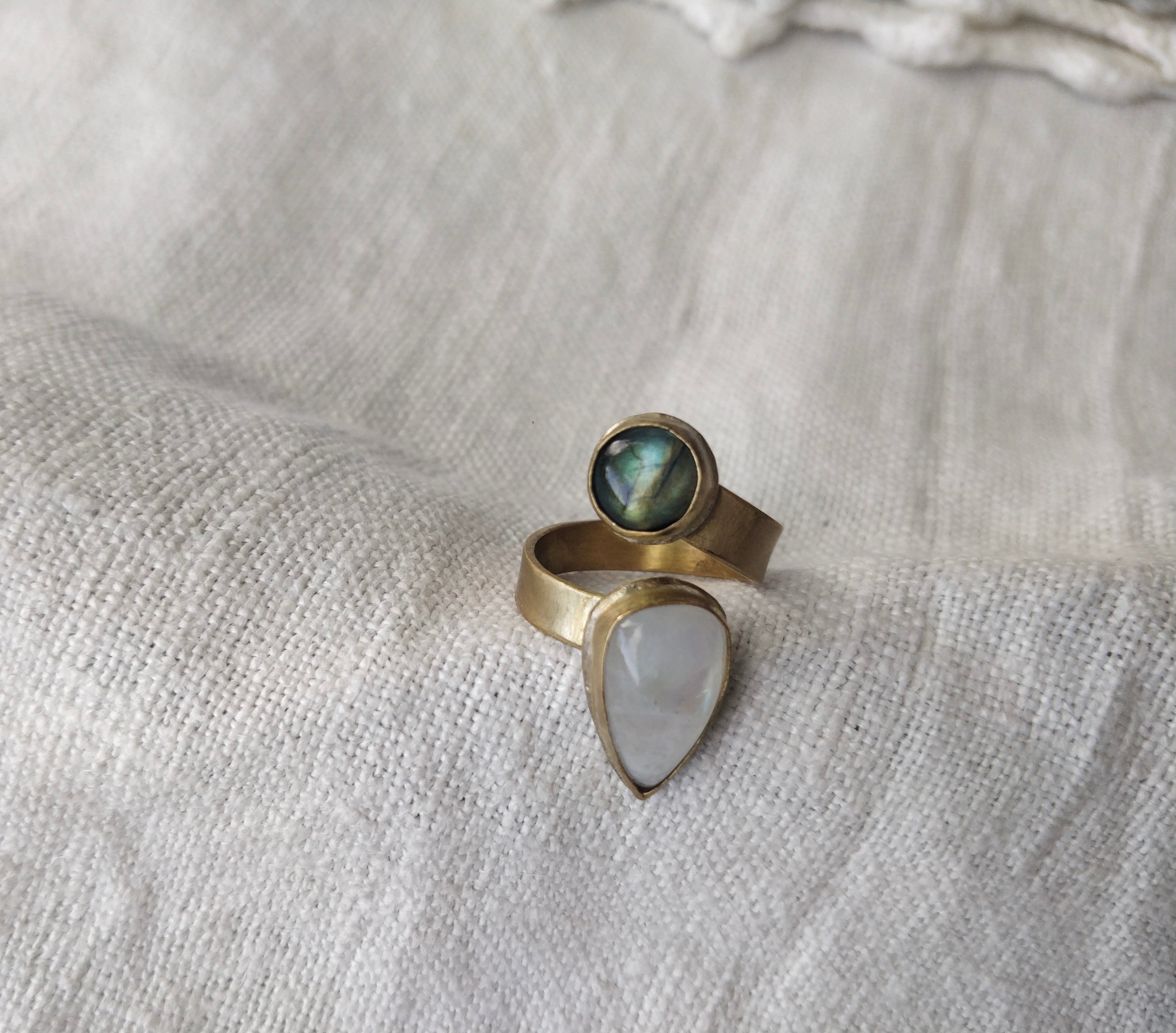 Anel Yugen com Pedra da Lua e Labradorite