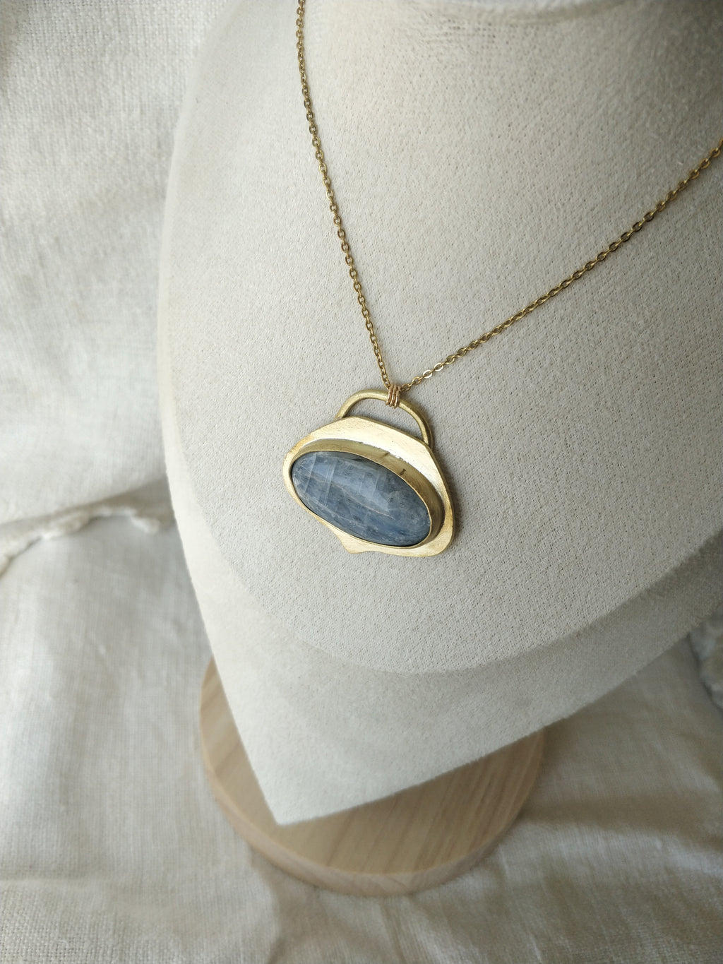 Colar Hanabira com Cianite Azul