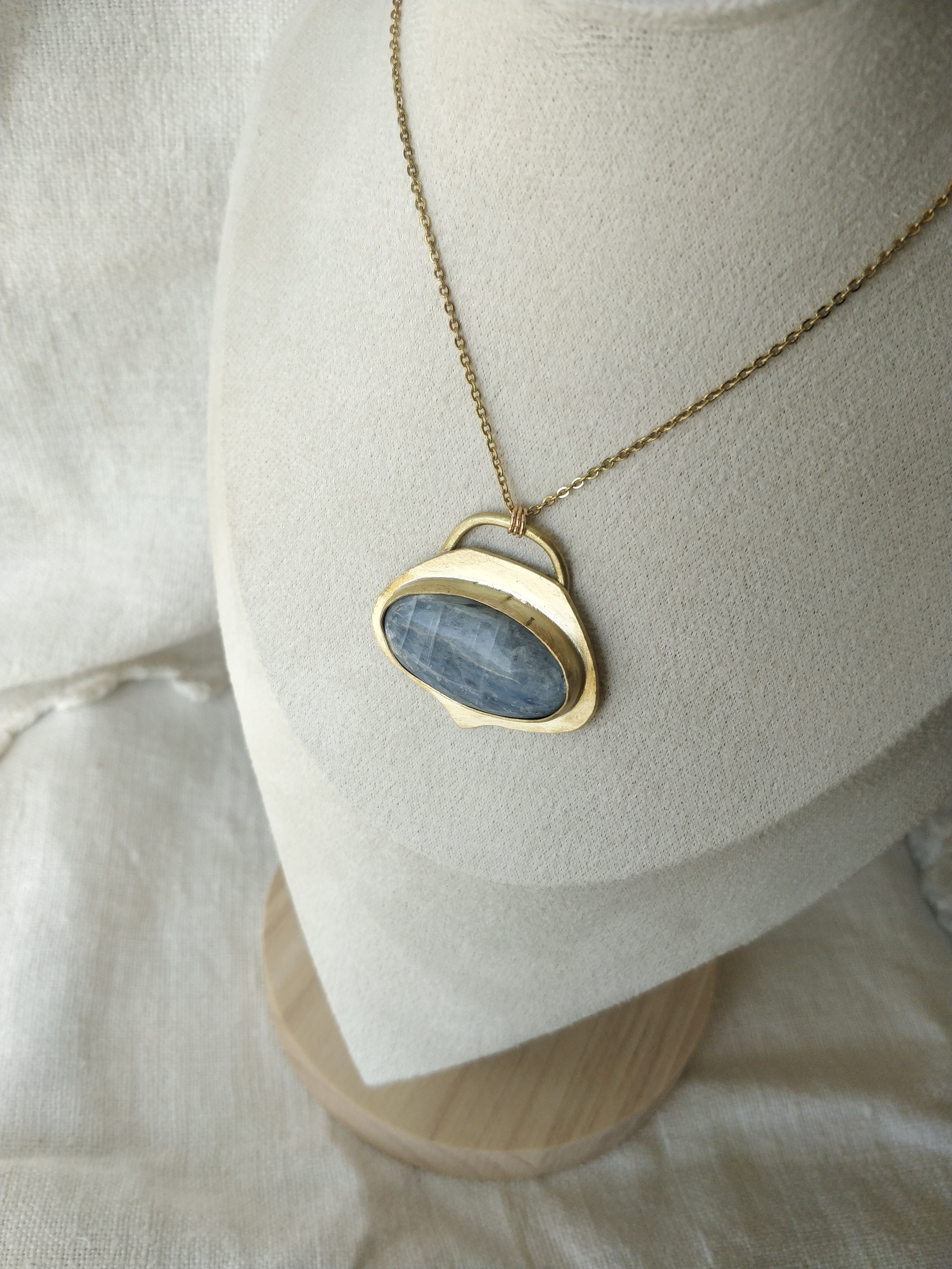 Colar Hanabira com Cianite Azul