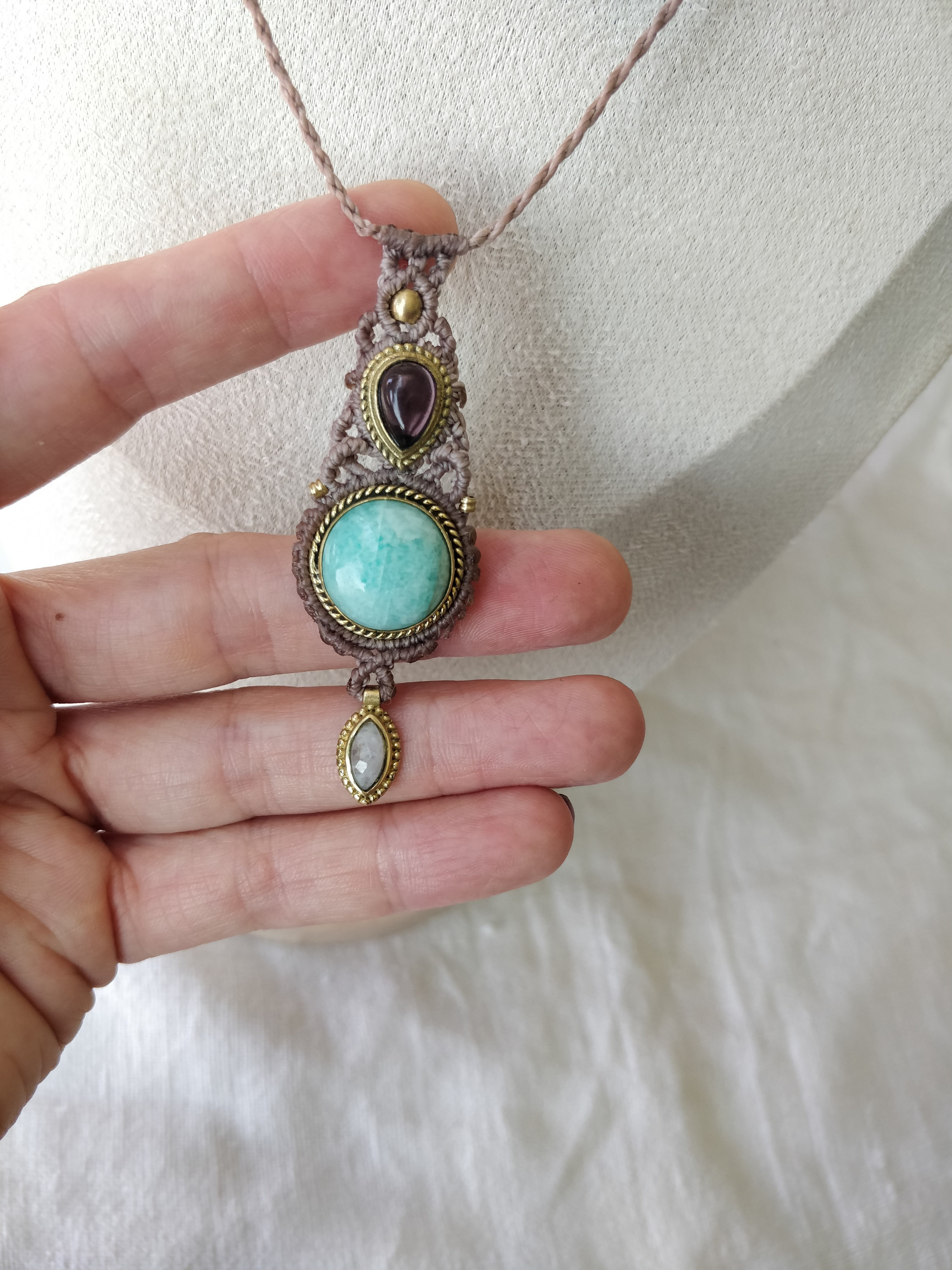 Colar Ma’at com Amazonite, Ametista e Pedra da Lua