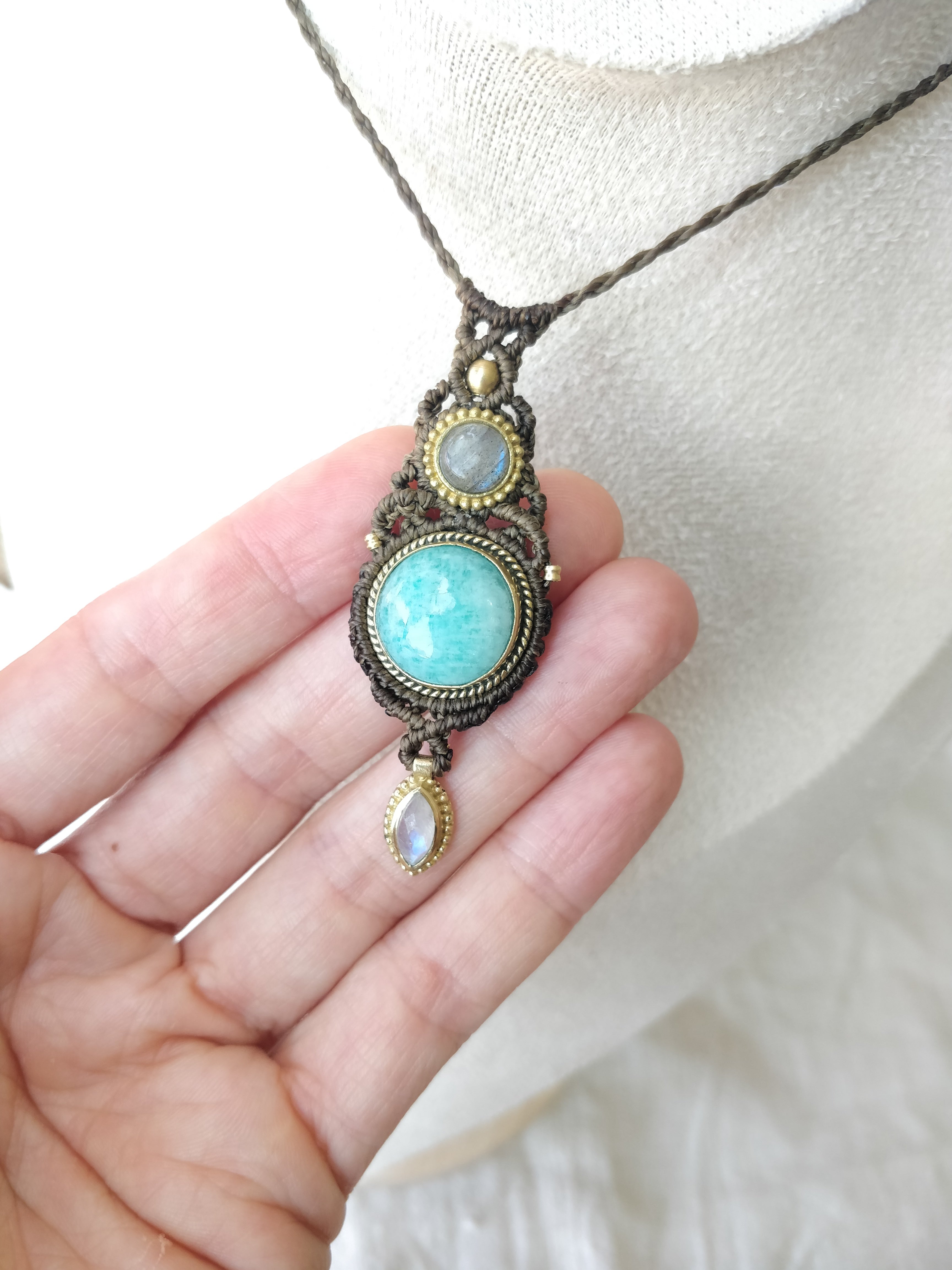 Colar Ma’at com Amazonite, Labradorite e Pedra da Lua
